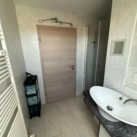 Apartment 2,5 Raum Moebliert Dachgeschoss Niederorschel